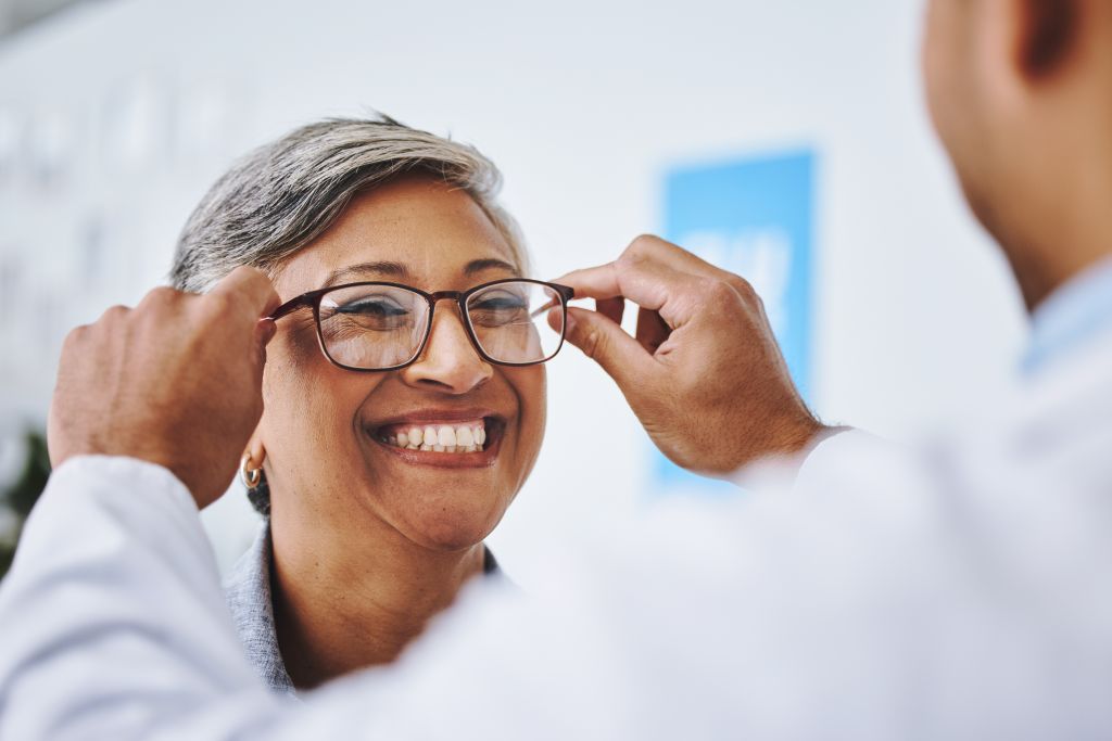 Alterssichtigkeit: Eine ältere Dame bekommt beim Optiker eine neue Brille für besseres Sehen