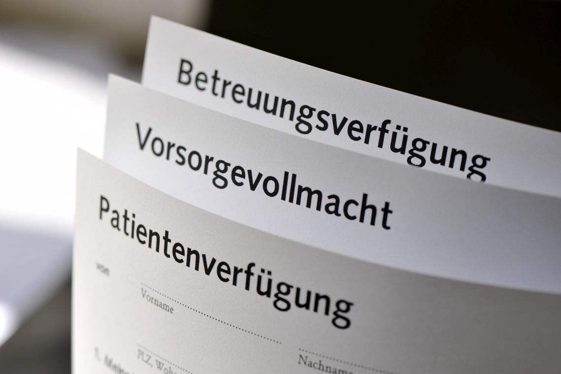 Drei Dokumente: eine Betreuungsverfügung, eine Vorsorgevollmacht und eine Patientenverfügung