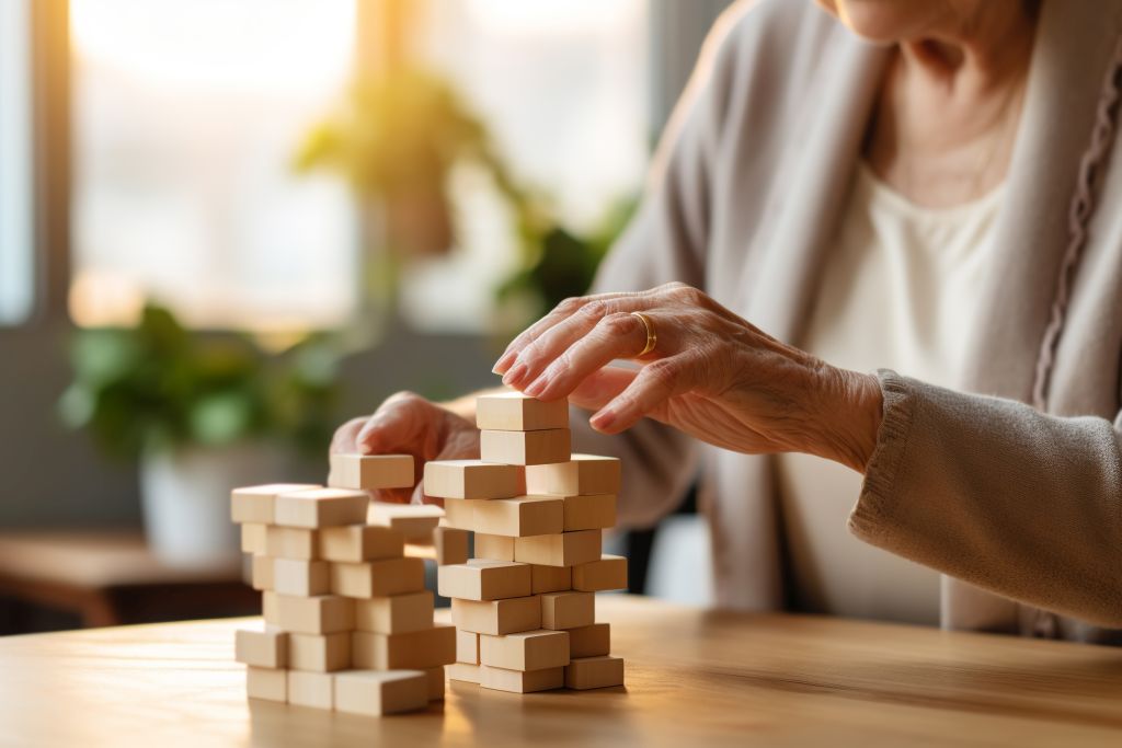 Gedächtnistraining für Senioren: Eine Seniorin nutzt kleine Holzblöcke, um ihre kognitiven Fähigkeiten zu trainieren