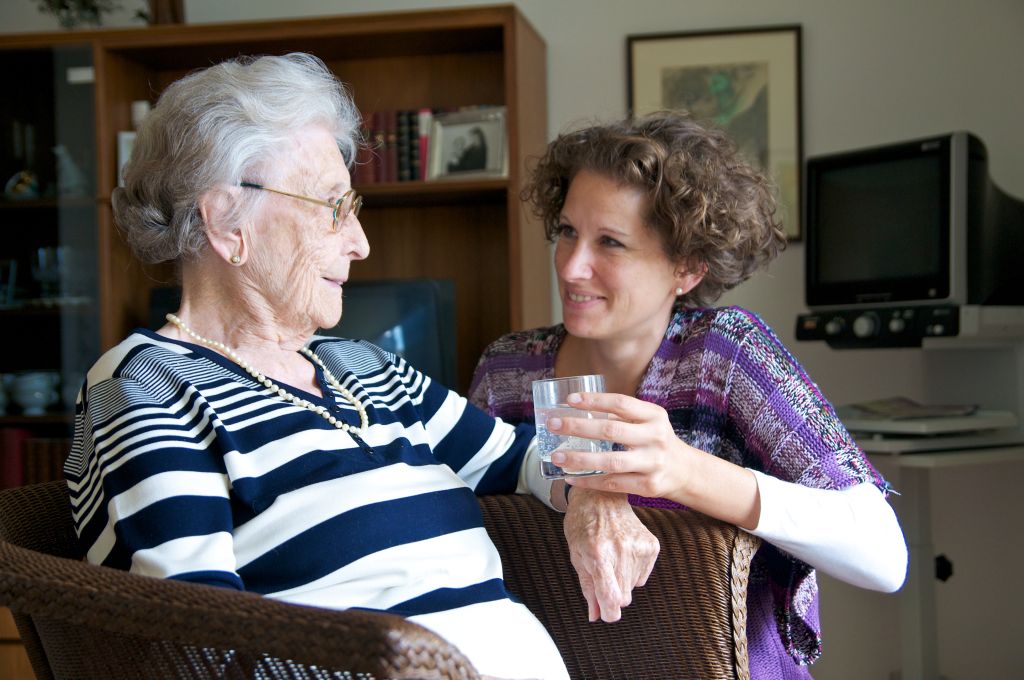 Vorsorgevollmacht: Seniorin wird von ihrer Enkelin Zuhause betreut